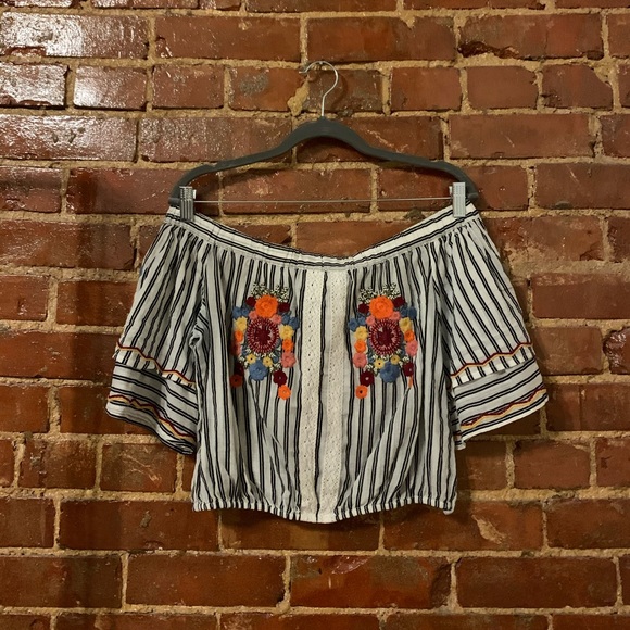 Forever 21 Tops - 🔮3/$25 F21 cropped off the shoulder top